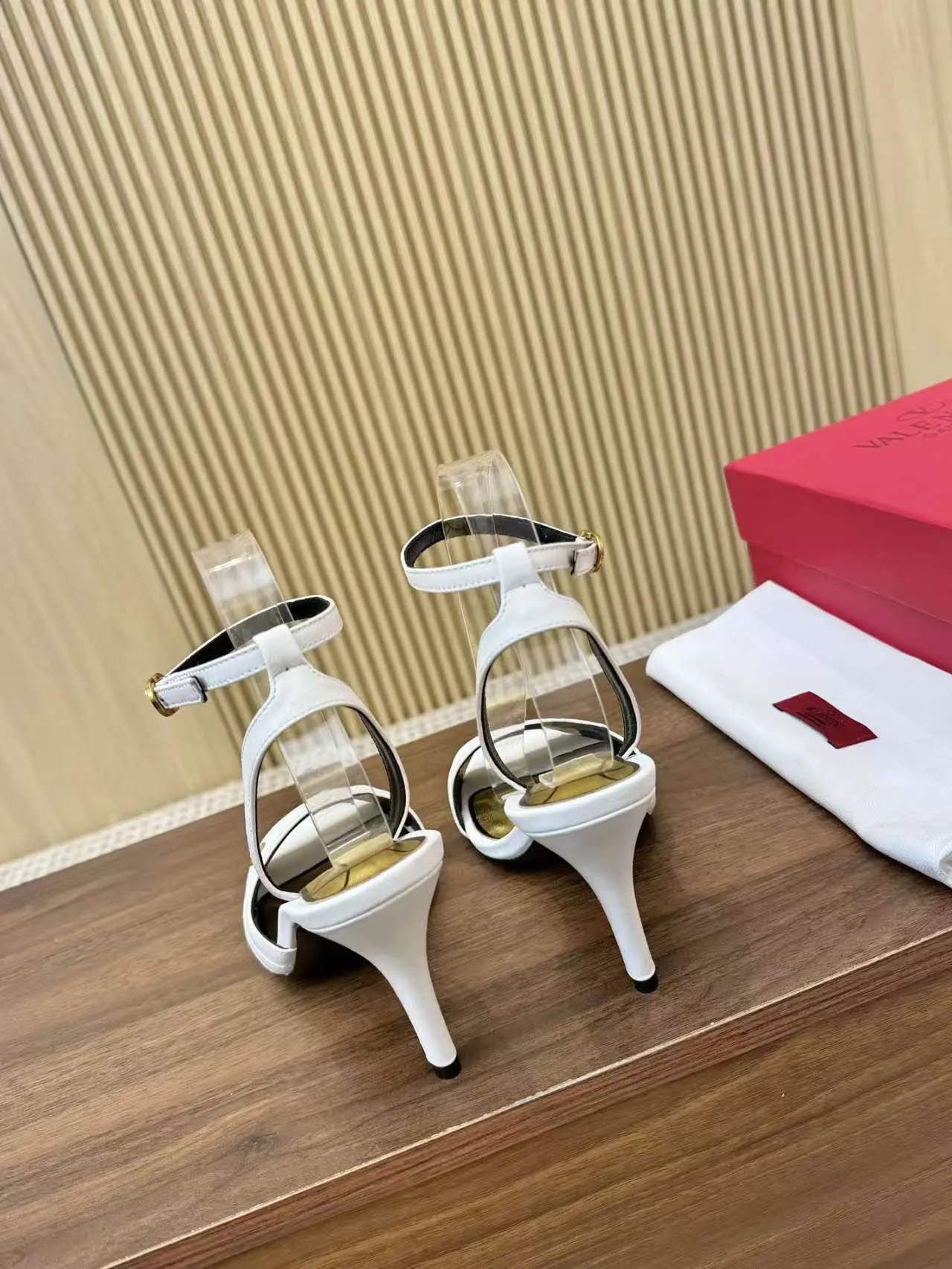 👟👟Ex-factory price 440👟👟 Genuine leather sole +40 Top version 𝑉𝐴𝐿𝐸𝑁𝑇𝐼𝑁𝑂 Valentino new spring and summer women's sandals worth buying ★Absolutely high-grade ❥Original method Absolute sensibility ❥Elegant style Create a different feeling Simple temperament style!  Code number: 35-41 (34-42 customized) Fabric: Imported sheepskin Lining: Lined sheepskin Heel height: 8 cm Leather outsole Rubber outsole